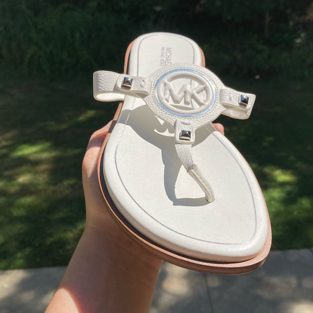 Michael Kors Optic White Leather Aubrey Cutout Thong Slides Sandals Silver Studs - Picture 13 of 15